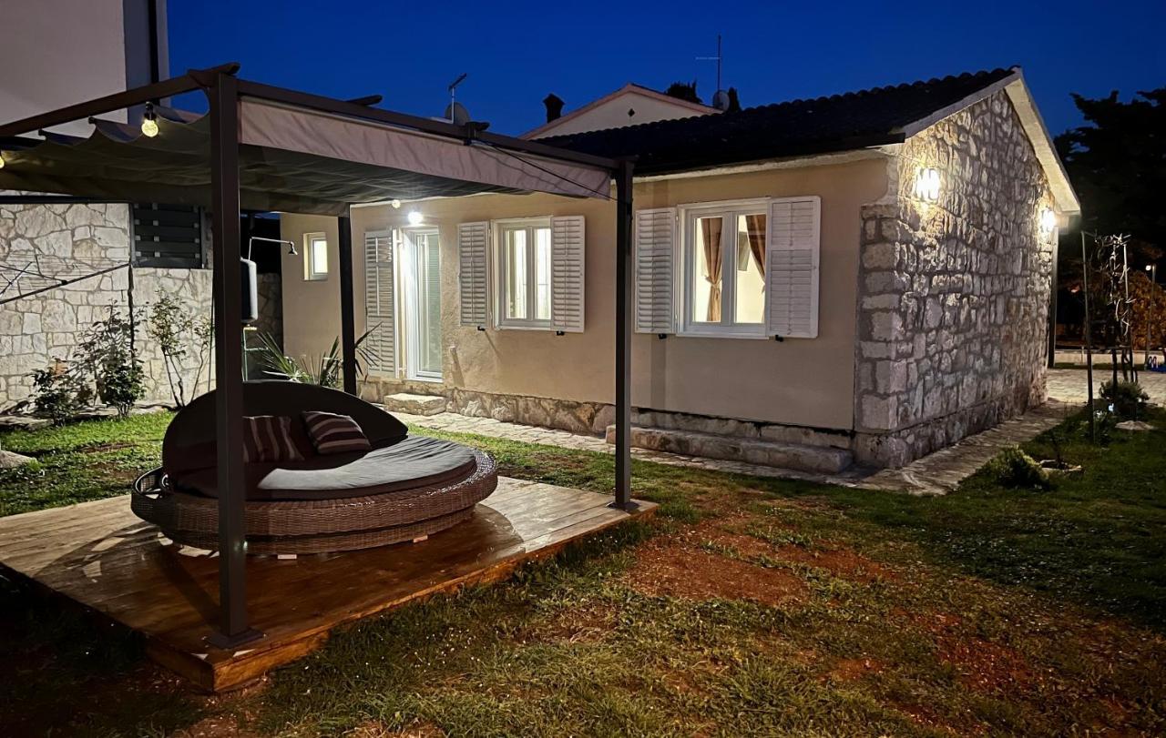 Holiday House "Laurus Garden" With Private Parking Medulin Exterior foto