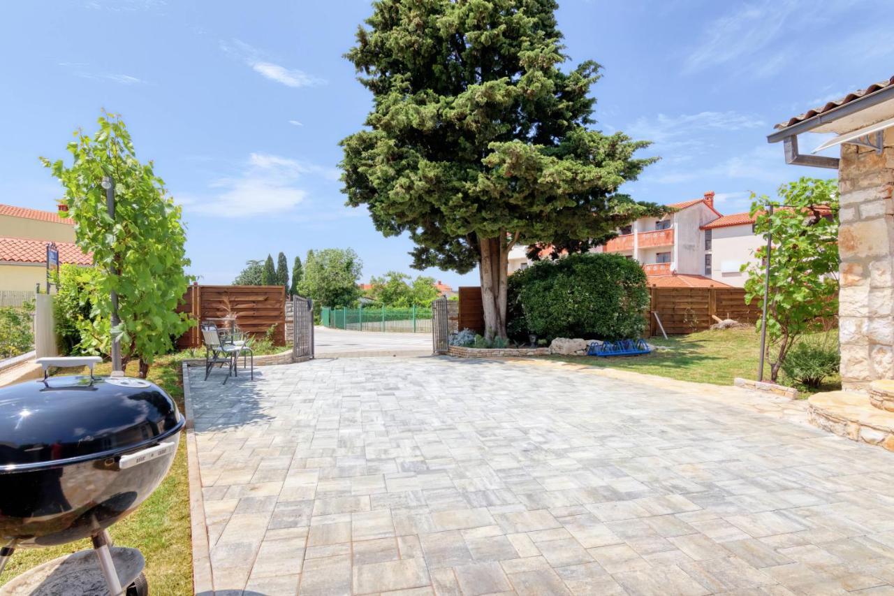 Holiday House "Laurus Garden" With Private Parking Medulin Exterior foto